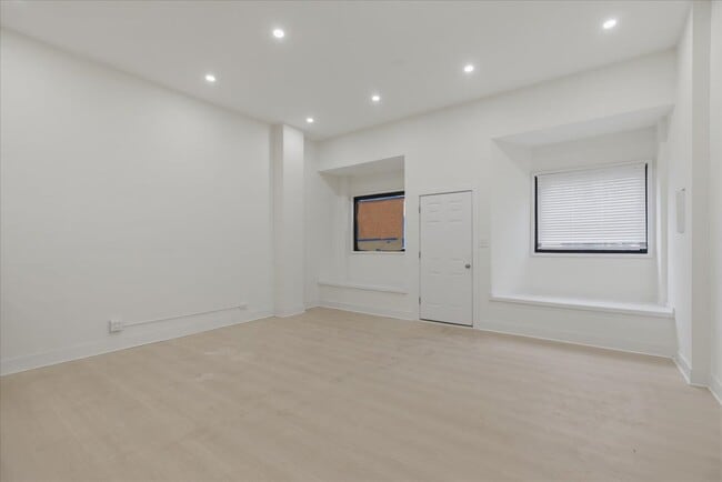 2234 W Irving Park Rd, Unit SF in Chicago, IL - Foto de edificio - Building Photo