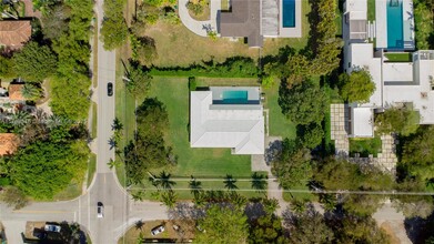 6695 SW 96th St in Pinecrest, FL - Foto de edificio - Building Photo