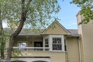 5 Mill Run W in Hightstown, NJ - Building Photo