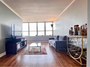 655 W Irving Park Rd in Chicago, IL - Building Photo - Building Photo
