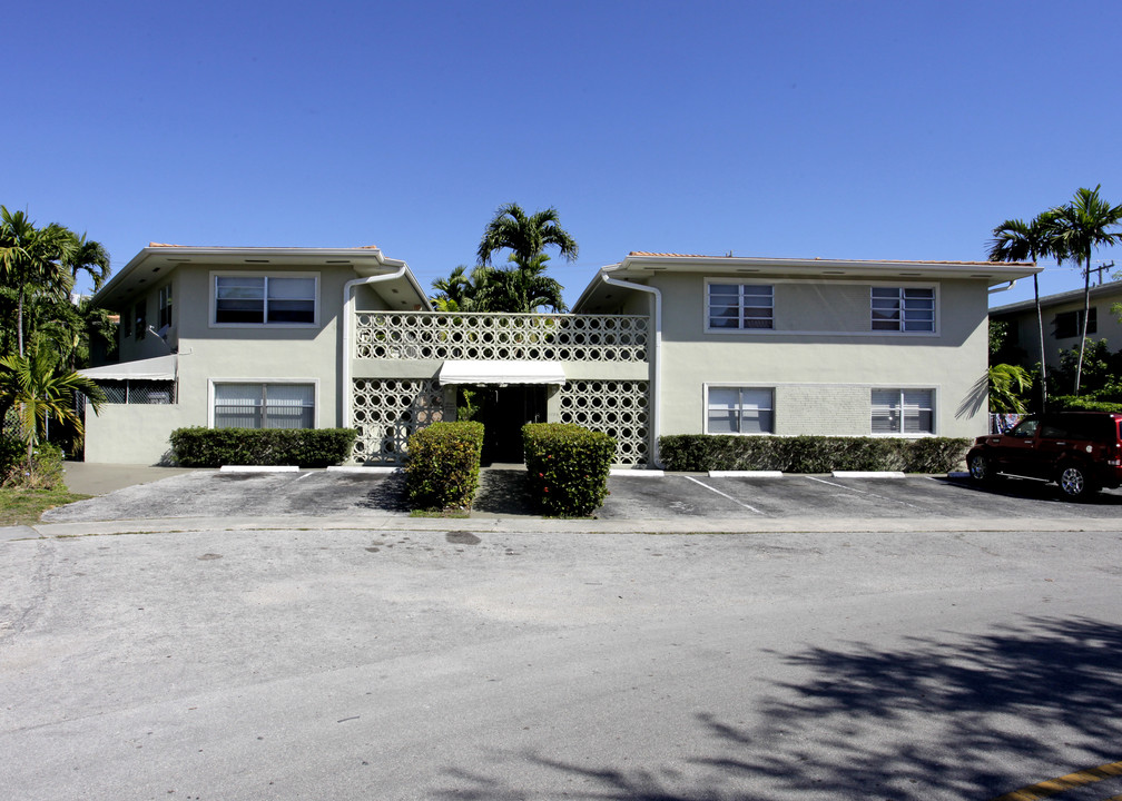 1705 NE 116th Rd in North Miami, FL - Foto de edificio