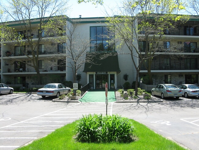 10531 Cedar Lake Rd, Unit 312 in Hopkins, MN - Foto de edificio - Building Photo