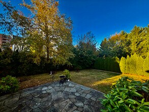 27 Nautilus Pl in New Rochelle, NY - Foto de edificio - Building Photo
