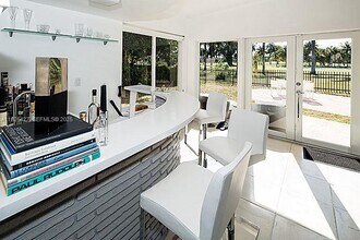 5570 La Gorce Dr in Miami Beach, FL - Building Photo - Building Photo