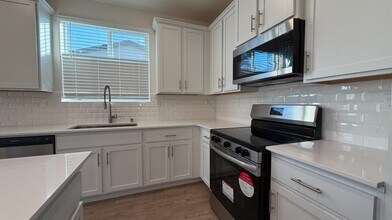 2173 N Renn Ave in Clovis, CA - Building Photo - Building Photo