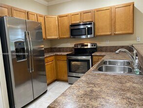 8987 W 35th Ave in Hialeah, FL - Foto de edificio - Building Photo