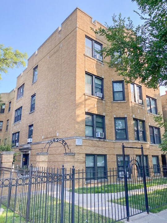 2842 W Fletcher St in Chicago, IL - Building Photo