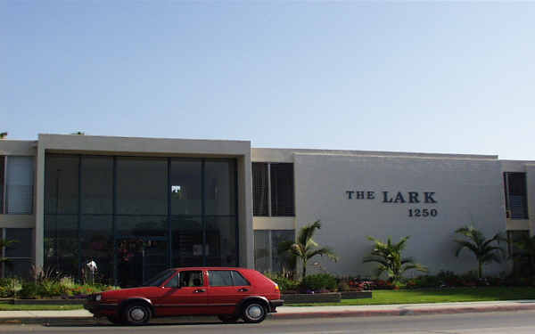 Lark Apartments in Covina, CA - Foto de edificio - Building Photo