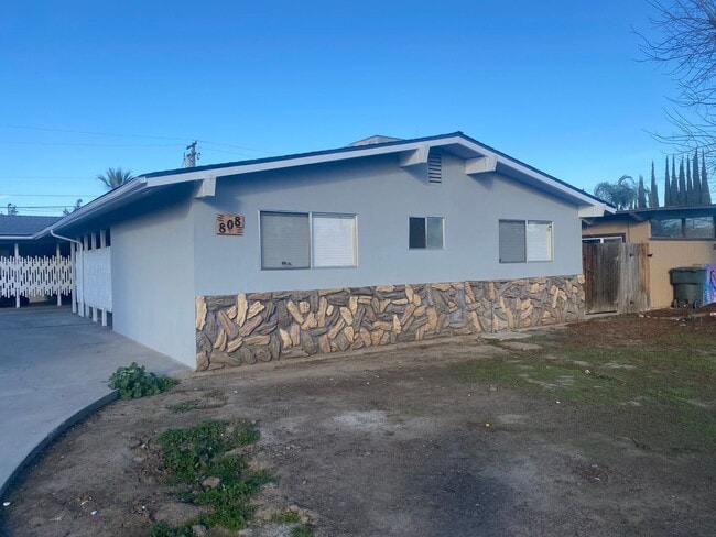 808 E Kaweah Ave