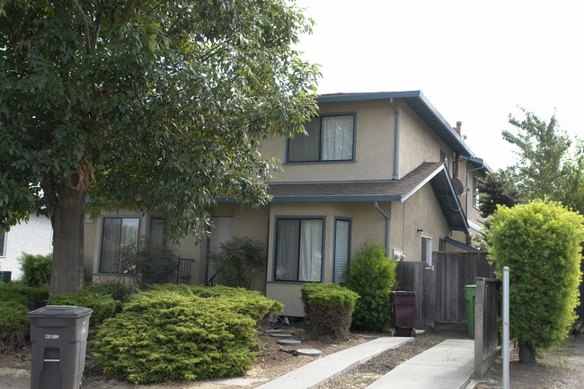 1127-1131 Oakview Ave in Hayward, CA - Building Photo - Building Photo