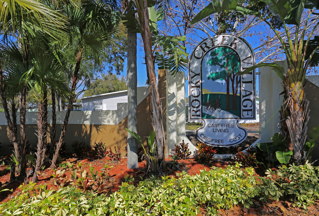 Rocky Creek Village Senior Living in Tampa, FL - Foto de edificio