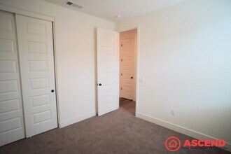 6615 Glacier Ct in Bakersfield, CA - Building Photo - Building Photo