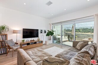 957 Figueroa Terrace in Los Angeles, CA - Building Photo - Building Photo