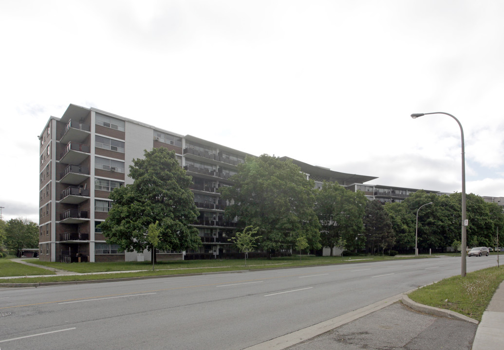 White Pine Apartments in Toronto, ON - Building Photo