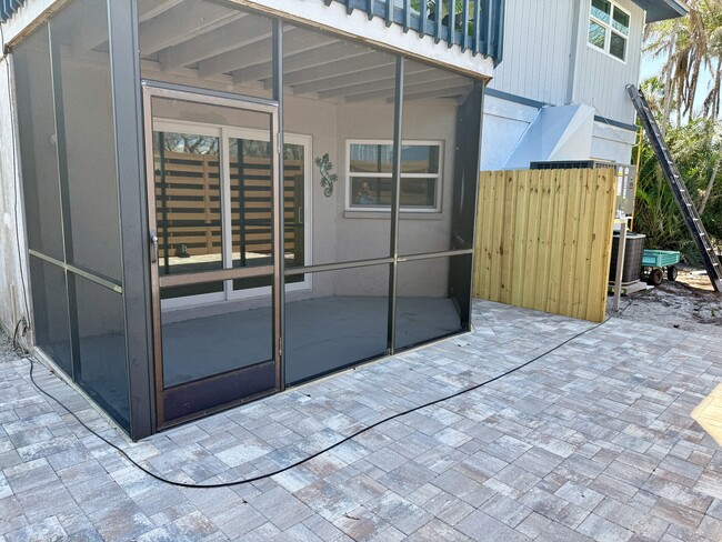 7006 Midnight Pass Rd, Unit 2 in Sarasota, FL - Building Photo - Building Photo