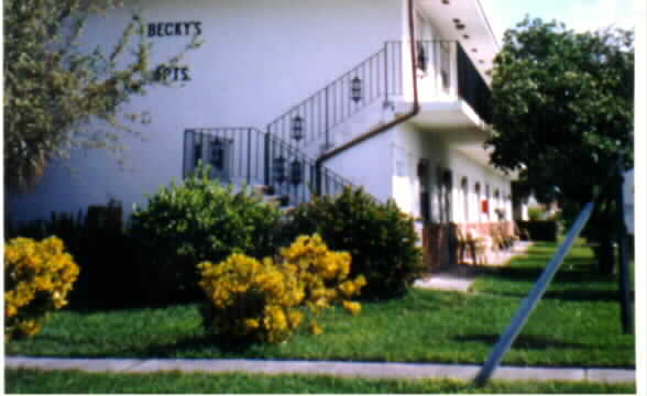 Becky's Apartments in Dania, FL - Foto de edificio - Building Photo