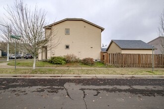3054 NW Flame Tree Ln in Albany, OR - Building Photo - Building Photo