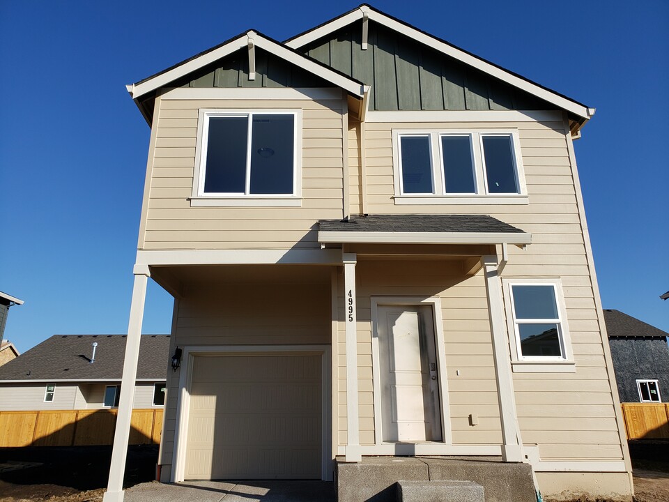 4995 Armstrong Ave NE in Salem, OR - Building Photo