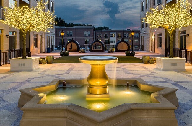 Paramount & Majestic at Spectrum Town Center in Gaithersburg, MD - Foto de edificio - Building Photo