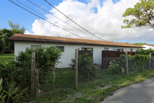 4516-4550 Kirk Rd in Lake Worth, FL - Building Photo - Building Photo