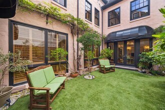 2154 Avalon Pl in Houston, TX - Foto de edificio - Building Photo