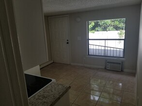 911 W Portage St, Unit A in Kissimmee, FL - Foto de edificio - Building Photo