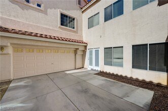 9004 Snowtrack Ave in Las Vegas, NV - Foto de edificio - Building Photo