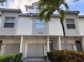2052 Alta Meadows Ln in Delray Beach, FL - Building Photo