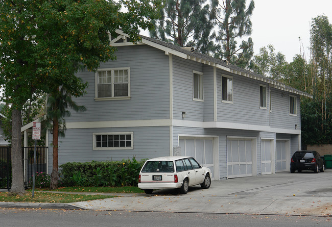 628 W Maple Ave in Orange, CA - Foto de edificio - Building Photo