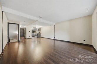 2705 N Center St in Hickory, NC - Building Photo - Building Photo