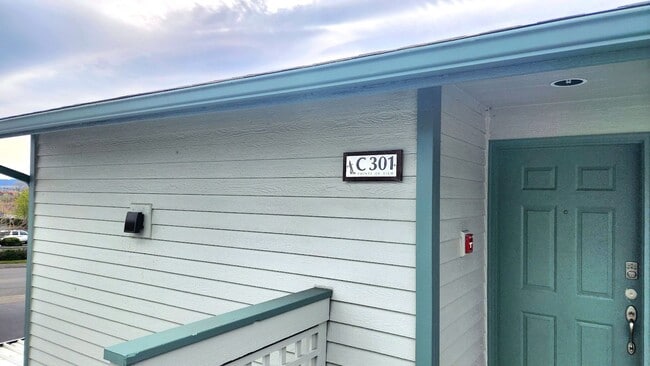 485 SW Bayshore Dr in Oak Harbor, WA - Building Photo - Building Photo