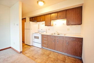 Royal Suites in Minot, ND - Foto de edificio - Building Photo