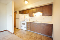 Royal Suites in Minot, ND - Building Photo - Building Photo