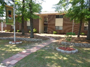 Plaza Terrace Apartments in Laurinburg, NC - Building Photo - Building Photo