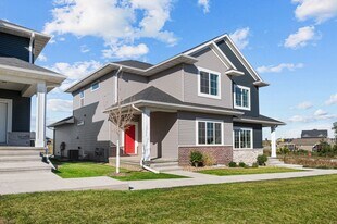 641 Catherine Dr in Tiffin, IA - Building Photo