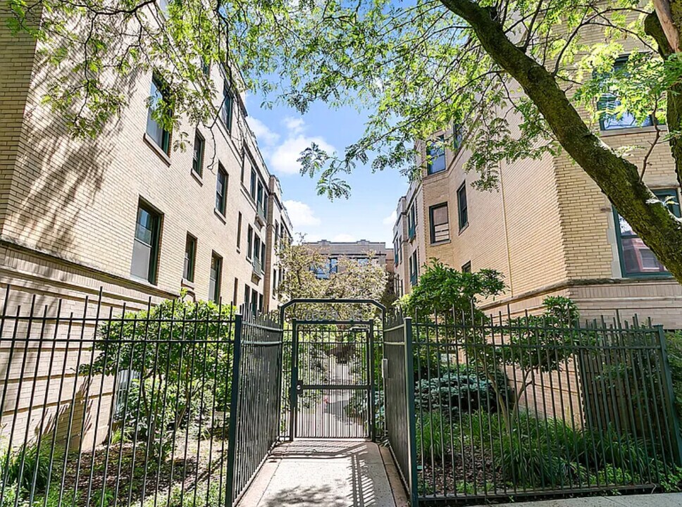 7031 N Sheridan Rd, Unit 3S in Chicago, IL - Building Photo