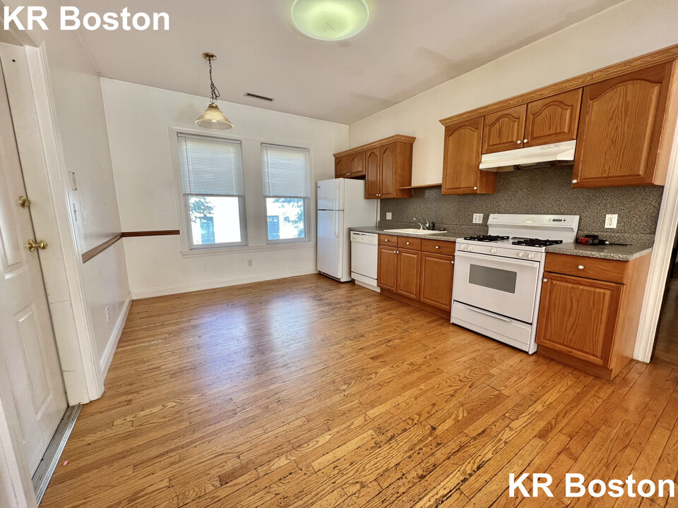 44 Champney St, Unit 2 in Boston, MA - Building Photo