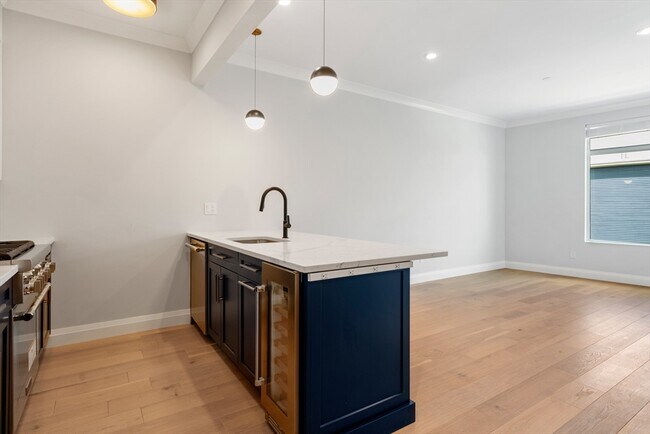 142 Pleasant St, Unit #1 in Boston, MA - Foto de edificio - Building Photo