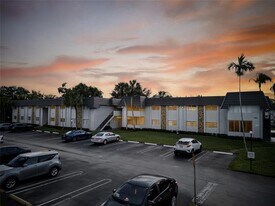 8400 W Sample Rd in Coral Springs, FL - Building Photo