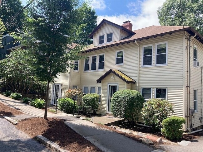 28 Beaconsfield Rd, Unit 1 in Brookline, MA - Building Photo - Building Photo