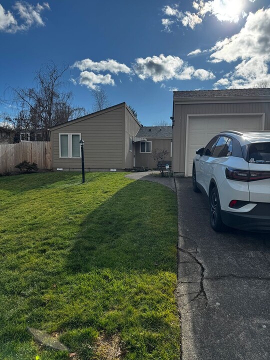 1660 Salishan St SE in Salem, OR - Building Photo