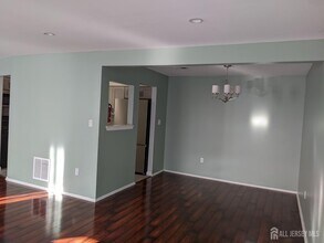 310 Michaels Ct in Woodbridge Township, NJ - Building Photo - Building Photo