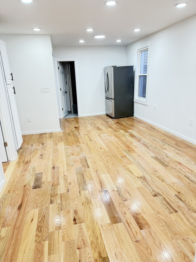 9735 77th St, Unit 2 in Ozone Park, NY - Foto de edificio - Building Photo