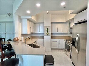 888 Douglas Rd in Coral Gables, FL - Building Photo - Building Photo