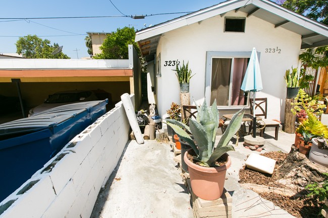 323 N La Fayette Park Pl in Los Angeles, CA - Building Photo - Building Photo