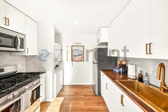 12877 Borden Ave in Los Angeles, CA - Foto de edificio - Building Photo