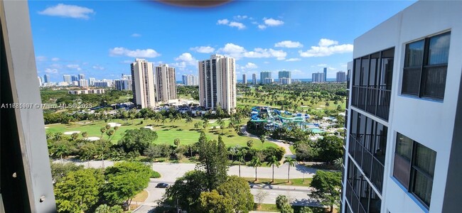 20100 W Country Club Dr, Unit #2000 in Aventura, FL - Building Photo - Building Photo