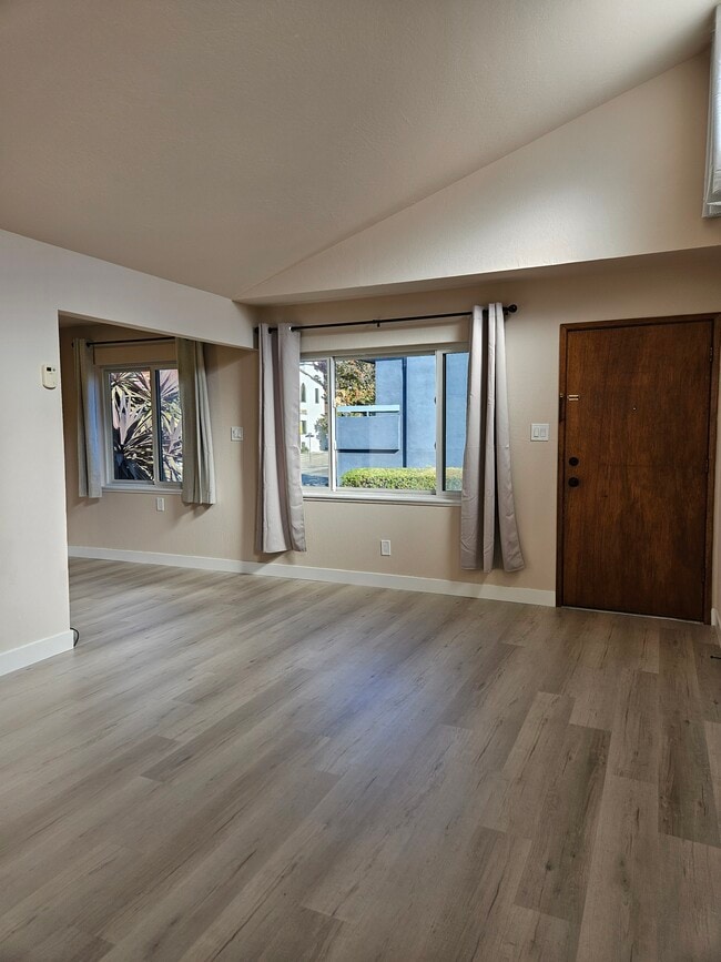 1312 Solano Ave, Unit 1312 in Albany, CA - Foto de edificio - Building Photo