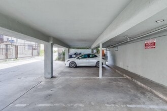 Stylish Mid-Century Building in West Adams in Los Angeles, CA - Foto de edificio - Building Photo