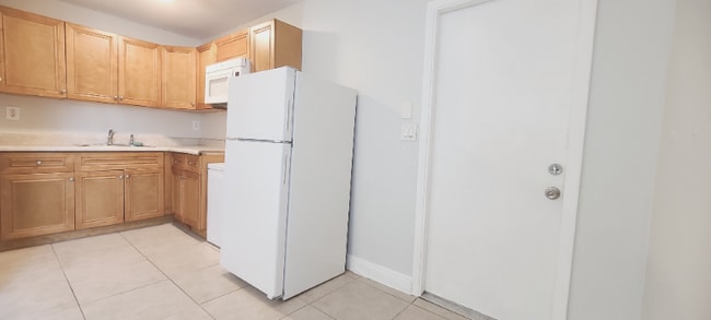 567 E 11th St in Hialeah, FL - Foto de edificio - Building Photo